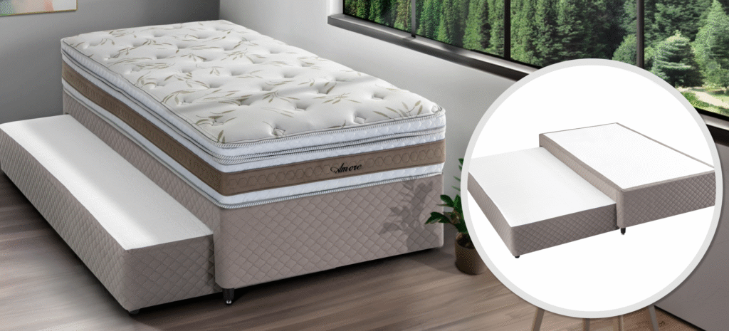 Bicama Amore entreaberta em quarto com janela, com destaque circular mostrando a base totalmente aberta e sem colchão.