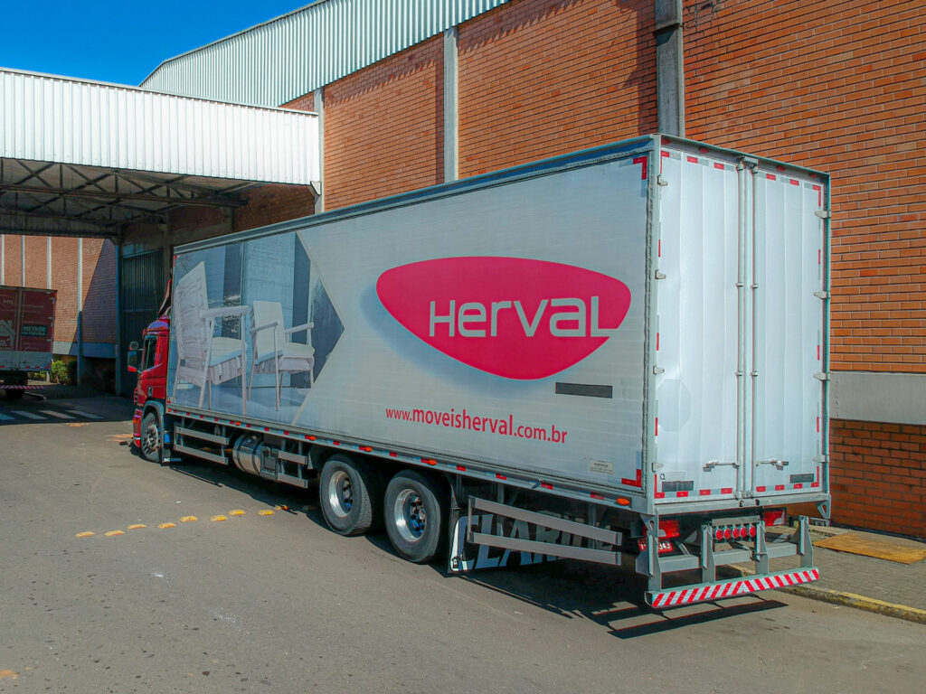 Caminhão da Herval saindo da unidade de Dois Irmãos, RS para uma entrega